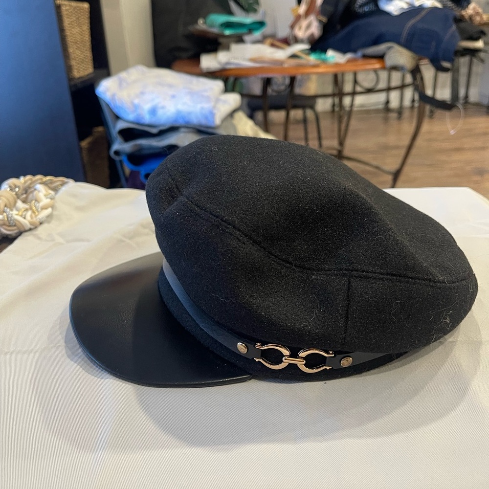 291. Elegant Black Newsboy Cap with Gold Detail - Picture 3 of 4